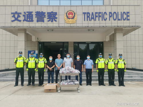 任丘市美術(shù)家協(xié)會攜手市醫(yī)院向交警贈送預(yù)防性中藥
